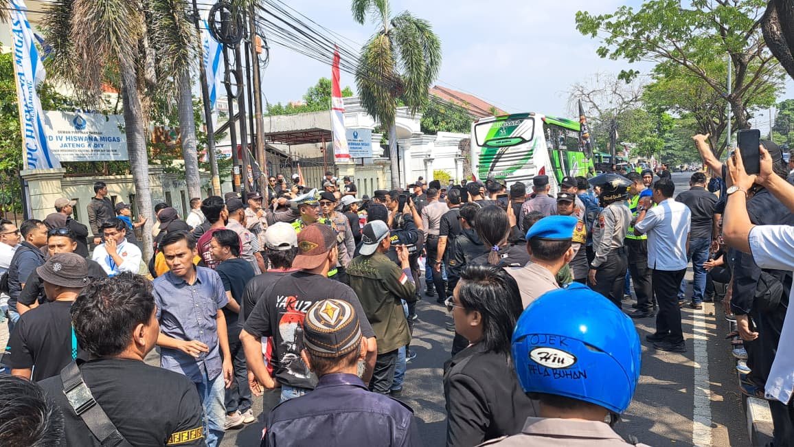 PADATI PENGADILAN - Massa pendukung dan kontra Bupati Pati nonaktif Sudewo, sama-sama memadati Pengadilan Tipikor Semarang, Senin (10/8/2026). Potensi bentrokan antarmassa patut diwaspadai. (bae)