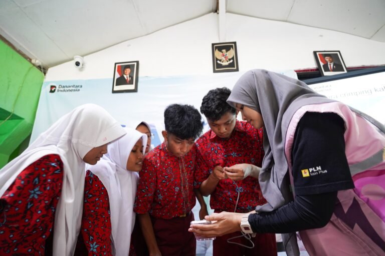 MENGENAL TEKNOLOGI - Siswa SLB B Yakut Purwokerto mengenal teknologi komunikasi lewat Program BERDAYA dari PLN Icon Plus SBU Regional Jawa Bagian Tengah, Rabu (5/8/2026).