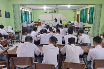 TES UKBI--Siswa SMAN 6 Semarang sedang mengikuti Uji Kemahiran Berbahasa Indonesia (UKBI) yang digelar secara kolektif di aula sekolah, Selasa (11/8/2026). (bae)