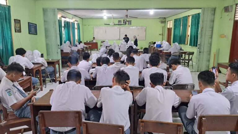 TES UKBI--Siswa SMAN 6 Semarang sedang mengikuti Uji Kemahiran Berbahasa Indonesia (UKBI) yang digelar secara kolektif di aula sekolah, Selasa (11/8/2026). (bae)