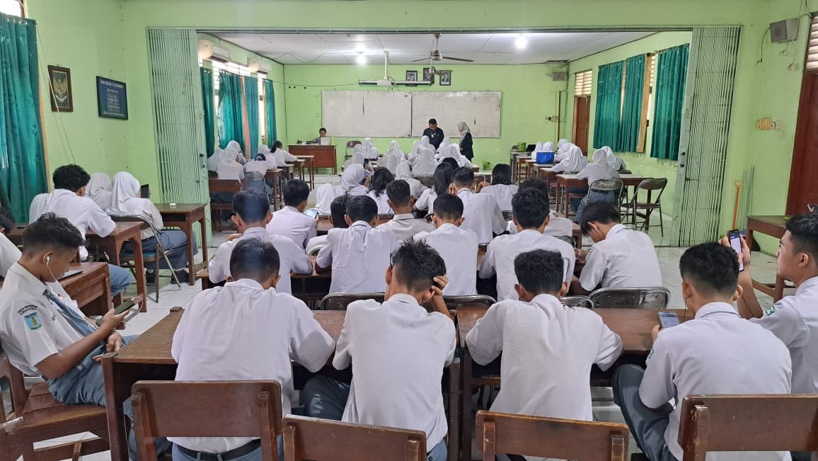 TES UKBI--Siswa SMAN 6 Semarang sedang mengikuti Uji Kemahiran Berbahasa Indonesia (UKBI) yang digelar secara kolektif di aula sekolah, Selasa (11/8/2026). (bae)
