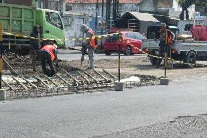 PROYEK PERBAIKAN JALAN - Pekerja sedang melakukan perbaikan jalan di Jalan Majapahit, Kota Semarang, Selasa (11/8/2026). (dul)