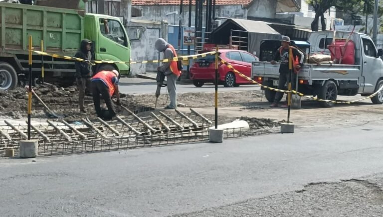 PROYEK PERBAIKAN JALAN - Pekerja sedang melakukan perbaikan jalan di Jalan Majapahit, Kota Semarang, Selasa (11/8/2026). (dul)