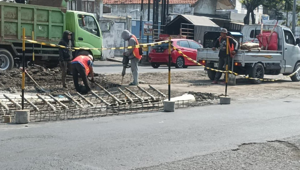 PROYEK PERBAIKAN JALAN - Pekerja sedang melakukan perbaikan jalan di Jalan Majapahit, Kota Semarang, Selasa (11/8/2026). (dul)