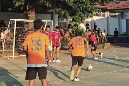 LOMBA FUTSAL--Napi atau warga binaan Lapas Semarang tampil memukai dalam laga final lomba futsal, Selasa (11/8/2206). (ist)