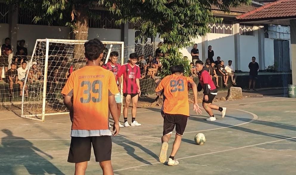 LOMBA FUTSAL--Napi atau warga binaan Lapas Semarang tampil memukai dalam laga final lomba futsal, Selasa (11/8/2206). (ist)