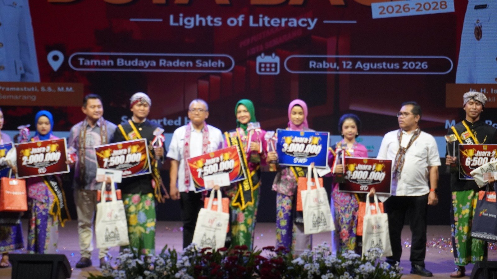 DUTA BACA--Duta Baca Semarang menerima penghargaan yang digelar dalam acara yang digekar di Gedung Taman Budaya Raden Saleh (TBRS), Rabu (12/8/2026). (ist)