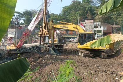 PENYIAPAN LAHAN - Alat berat sedang mengerjakan penyiapan lahan yang direncakan untuk pembangunan Pakuwon Mall Semarang, yang berada di kawasan Gombel Lama, Kelurahan Tinjomoyo, Kecamatan Banyumanik, Kamis (13/8/2026). (dul)