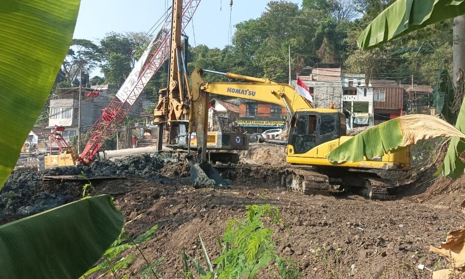 PENYIAPAN LAHAN - Alat berat sedang mengerjakan penyiapan lahan yang direncakan untuk pembangunan Pakuwon Mall Semarang, yang berada di kawasan Gombel Lama, Kelurahan Tinjomoyo, Kecamatan Banyumanik, Kamis (13/8/2026). (dul)