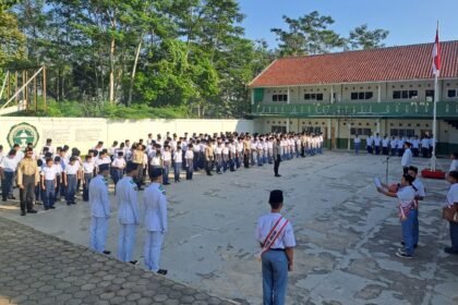 UPACARA BENDERA - Ilustrasi upacara bendera pada HUT Kemerdekaan RI 17 Agustus di ponpes eks-JI Jateng. (ist)