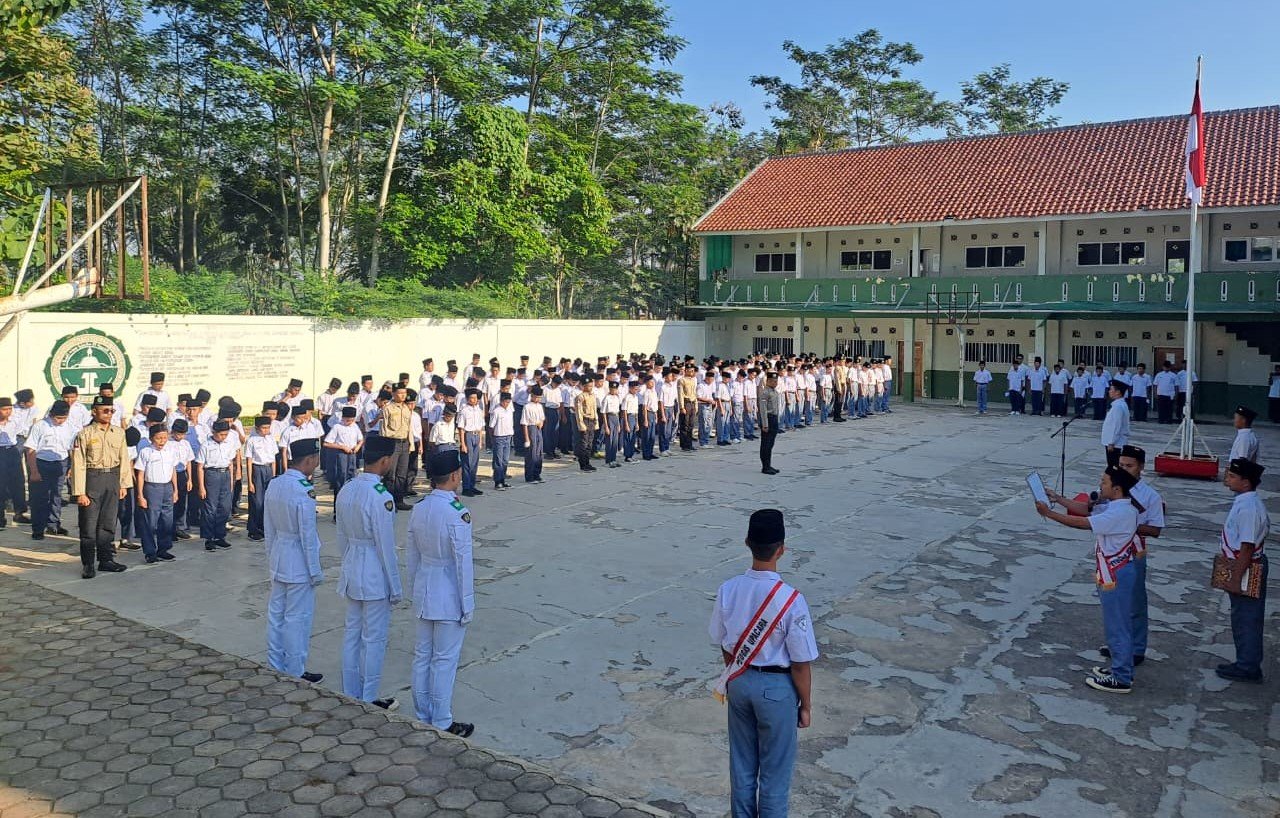 UPACARA BENDERA - Ilustrasi upacara bendera pada HUT Kemerdekaan RI 17 Agustus di ponpes eks-JI Jateng. (ist)