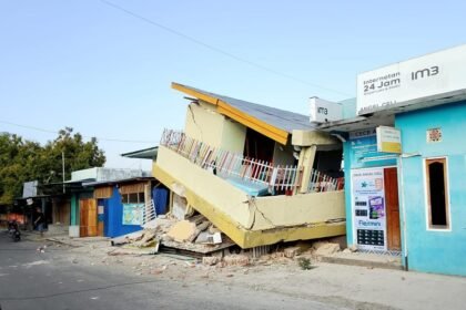 BANGUNAN ROBOH - Sebuah bangunan di NTT roboh setelah diguncang gempa berkekuatan Magnitudo 7,7 pada Sabtu (15/8/2026).