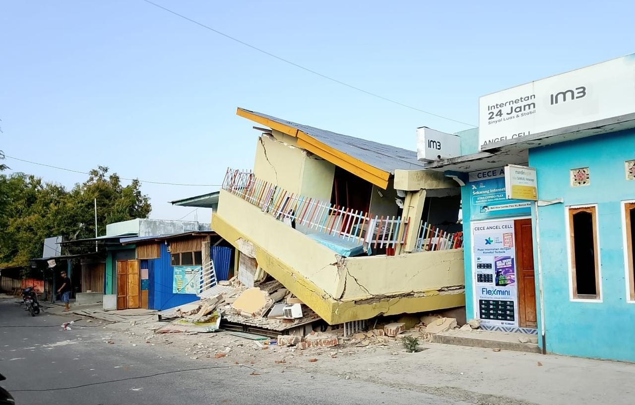 BANGUNAN ROBOH - Sebuah bangunan di NTT roboh setelah diguncang gempa berkekuatan Magnitudo 7,7 pada Sabtu (15/8/2026).