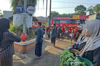 UPACARA HUT RI--Warga Kandri melaksanakan upacara HUT RI dengan tema petani dan proseainya menggunakan Bahasa Jawa, Senin (17/8/2026). (bae)