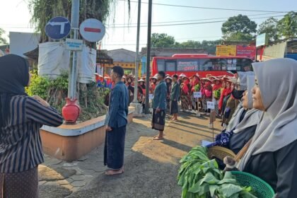UPACARA HUT RI--Warga Kandri melaksanakan upacara HUT RI dengan tema petani dan proseainya menggunakan Bahasa Jawa, Senin (17/8/2026). (bae)