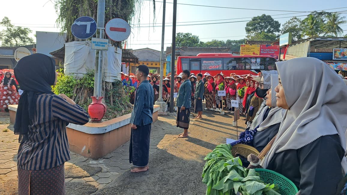 UPACARA HUT RI--Warga Kandri melaksanakan upacara HUT RI dengan tema petani dan proseainya menggunakan Bahasa Jawa, Senin (17/8/2026). (bae)