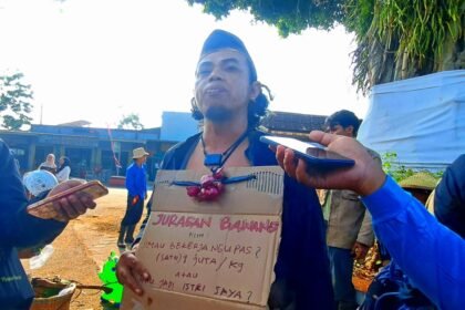 SINDIR PEMERINTAH--Warga Kandri saat upacata HUT RI cosplay mengkritik ucapan Prabowo soal pengupas bawang. (bae)