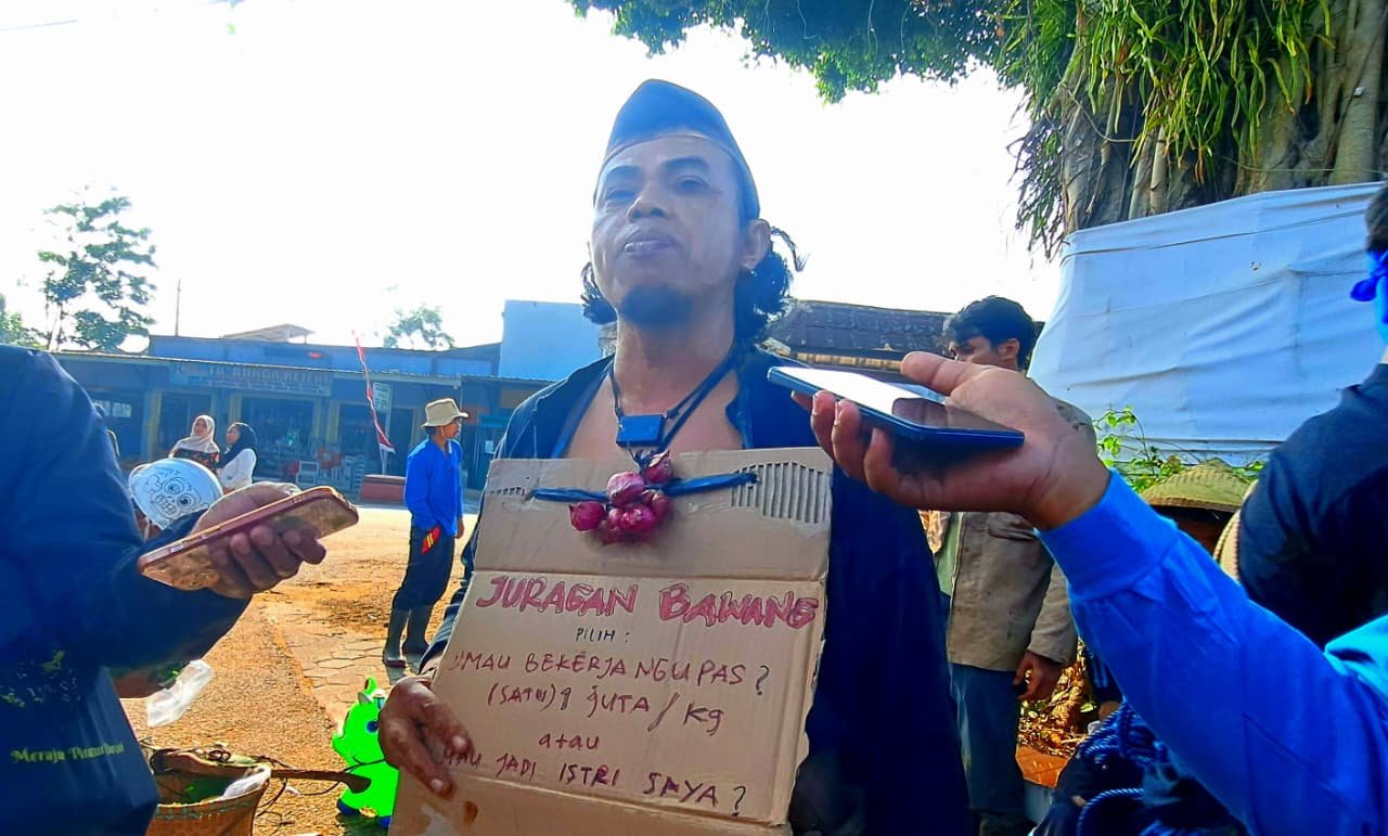 SINDIR PEMERINTAH--Warga Kandri saat upacata HUT RI cosplay mengkritik ucapan Prabowo soal pengupas bawang. (bae)