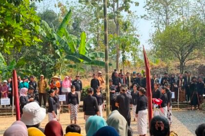 HUT RI--Kelompok masyarakat sipil, termasuk tim Kabinet Bayangan melaksanakan upacara Peringatan HUT ke-81 RI di kawasan Pegunungan Kendeng, Senin (17/8/2026). (ist)