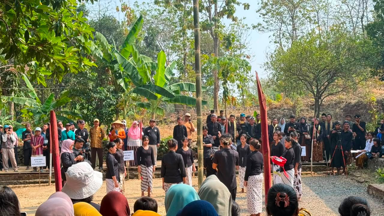 HUT RI--Kelompok masyarakat sipil, termasuk tim Kabinet Bayangan melaksanakan upacara Peringatan HUT ke-81 RI di kawasan Pegunungan Kendeng, Senin (17/8/2026). (ist)