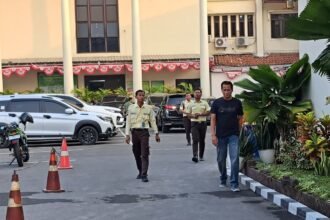 KASUS SABU--Petugas pengadilan dan kepolisian berkerumun di sekitar TKP penyerahan sabu-sabu, di PN Semarang, Selasa (18/8/2026). (bae)
