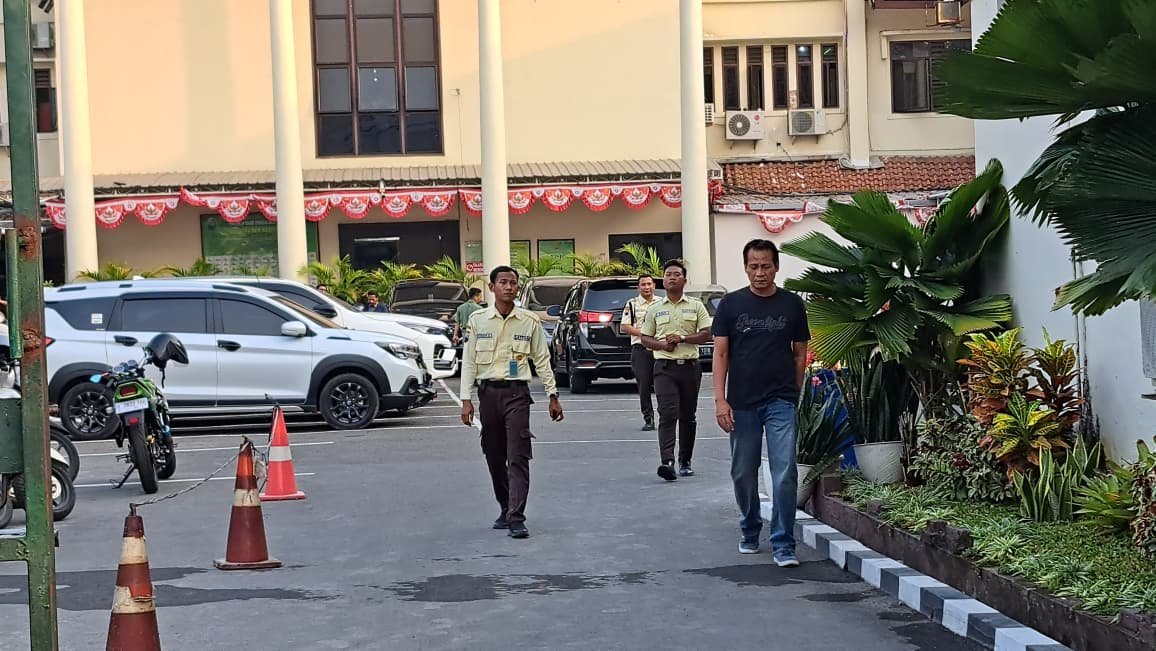 KASUS SABU--Petugas pengadilan dan kepolisian berkerumun di sekitar TKP penyerahan sabu-sabu, di PN Semarang, Selasa (18/8/2026). (bae)