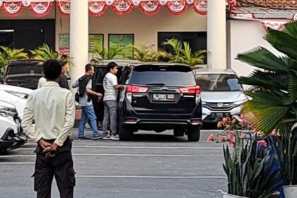 AMANKAN PELAKU--Petugas mengamankan pengunjung sidang terduga pelaku penyerahan sabu-sabu di area pengadilan. (bae)