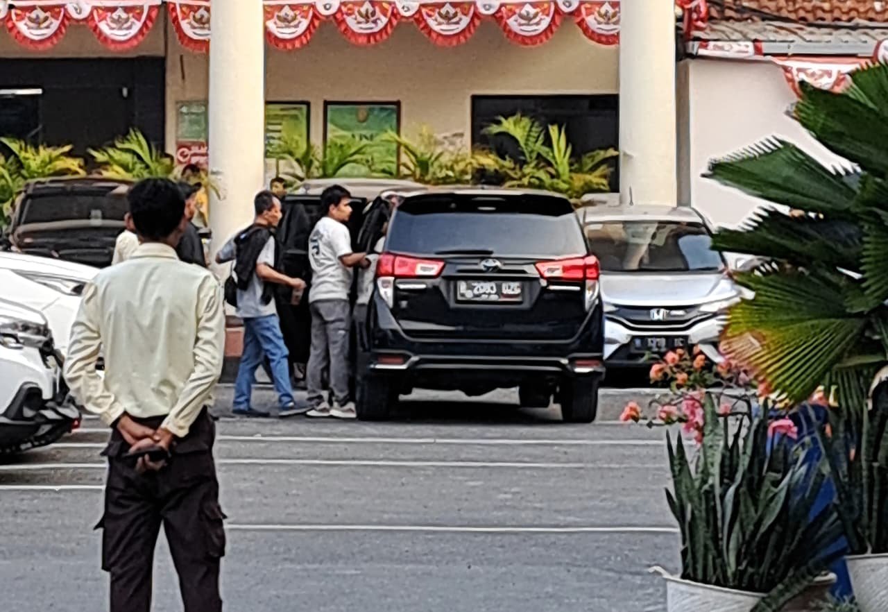 AMANKAN PELAKU--Petugas mengamankan pengunjung sidang terduga pelaku penyerahan sabu-sabu di area pengadilan. (bae)