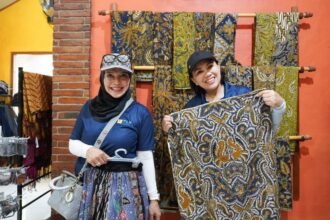 KERJINAN LOKAL - PLN Icon Plus memperkenalkan kerajinan batik tulis Tingal Art di Borobudur, yang mengajak masyarakat melihat prosesnya secara langsung.