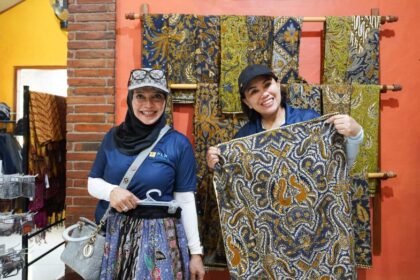 KERJINAN LOKAL - PLN Icon Plus memperkenalkan kerajinan batik tulis Tingal Art di Borobudur, yang mengajak masyarakat melihat prosesnya secara langsung.