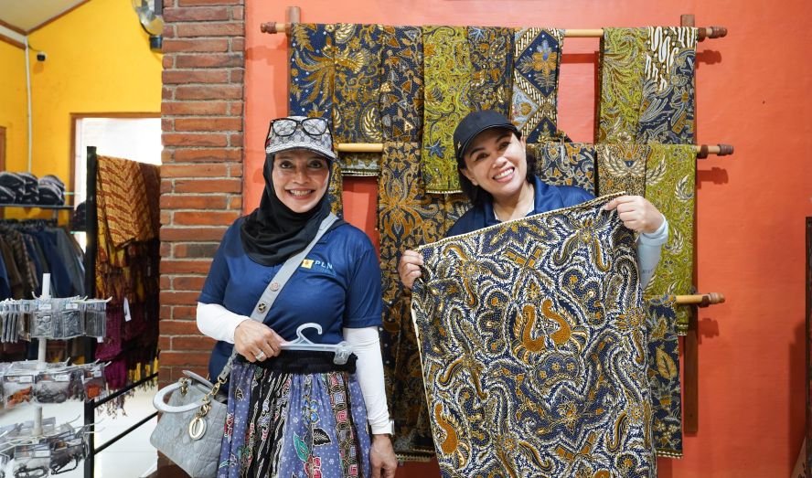 KERJINAN LOKAL - PLN Icon Plus memperkenalkan kerajinan batik tulis Tingal Art di Borobudur, yang mengajak masyarakat melihat prosesnya secara langsung.