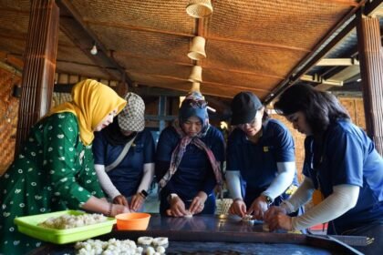 BIKIN CEMILAN TRADISIONAL - Cemilan tradisional merupakan bagian dari kekayaan ekonomi lokal. Di Magelang, salah satunya adalah rengginan Bu Yatin. PLN Icon Plus bangga memperkenalkan penganan lokal.