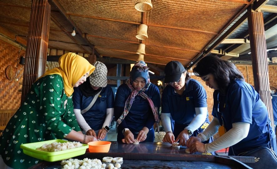 BIKIN CEMILAN TRADISIONAL - Cemilan tradisional merupakan bagian dari kekayaan ekonomi lokal. Di Magelang, salah satunya adalah rengginan Bu Yatin. PLN Icon Plus bangga memperkenalkan penganan lokal.
