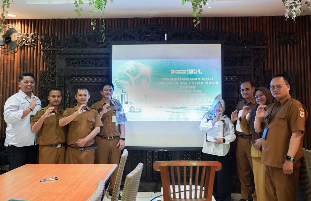 SINERGI - Penandatanganan Memorandum of Understanding (MoU) Kelas Industri antara PLN Icon Plus dengan SMK Batur Jaya 1 Ceper, Klaten, pada Senin (10/8/2026). Kerja sama ini mencakup kompetensi keahlian Teknik Jaringan Komputer dan Telekomunikasi (TJKT).