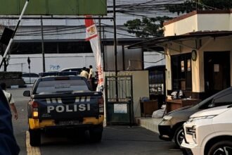 Mobil polisi keluar dari area PN Semarang sesaat setelah pengungkapan kasus sabu di pengadilan, Selasa (18/8/2026) sore. (bae)