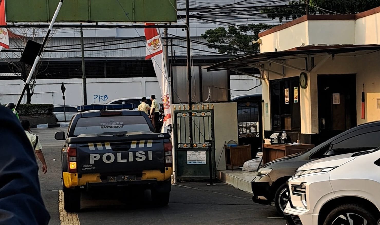 Mobil polisi keluar dari area PN Semarang sesaat setelah pengungkapan kasus sabu di pengadilan, Selasa (18/8/2026) sore. (bae)
