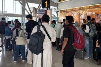 WNA DIDEPORTASI--Warga asing asal Afghanistan berinisial MEM (jubah putih) dideportasi dari Indonesia. (ist)