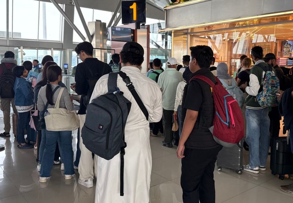 WNA DIDEPORTASI--Warga asing asal Afghanistan berinisial MEM (jubah putih) dideportasi dari Indonesia. (ist)