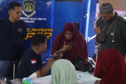URUS PASPOR MALAM HARI - Warga mengurus paspor malam hari melalui program Sowan Ratri Kantor Imigrasi Pemalang, yang digelar di Citywalk Pemalang, pada Rabu (19/8/2026).