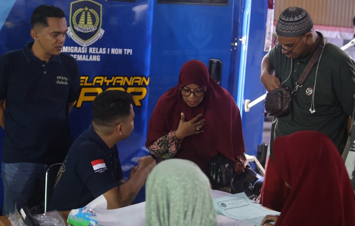 URUS PASPOR MALAM HARI - Warga mengurus paspor malam hari melalui program Sowan Ratri Kantor Imigrasi Pemalang, yang digelar di Citywalk Pemalang, pada Rabu (19/8/2026).