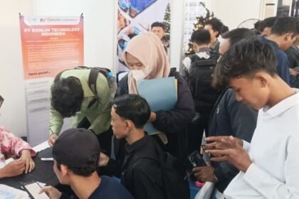 PARA PENCARI KERJA - Ribuan pencari kerja memadati standi Job Fair Jateng 2026. Ada 4.187 lowongan kerja di berbagai bidang. (dul)