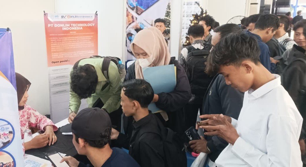 PARA PENCARI KERJA - Ribuan pencari kerja memadati standi Job Fair Jateng 2026. Ada 4.187 lowongan kerja di berbagai bidang. (dul)