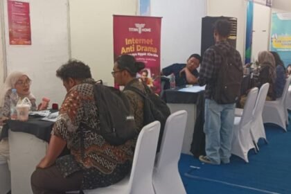 PARA PENCARI KERJA - Ribuan pencari kerja memadati standi Job Fair Jateng 2026. Ada 4.187 lowongan kerja di berbagai bidang. (dul)