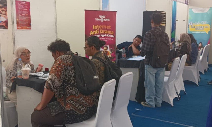 PARA PENCARI KERJA - Ribuan pencari kerja memadati standi Job Fair Jateng 2026. Ada 4.187 lowongan kerja di berbagai bidang. (dul)