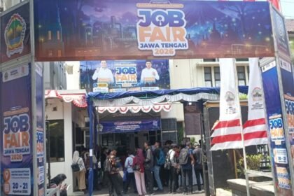 PARA PENCARI KERJA - Ribuan pencari kerja memadati standi Job Fair Jateng 2026. Ada 4.187 lowongan kerja di berbagai bidang. (dul)