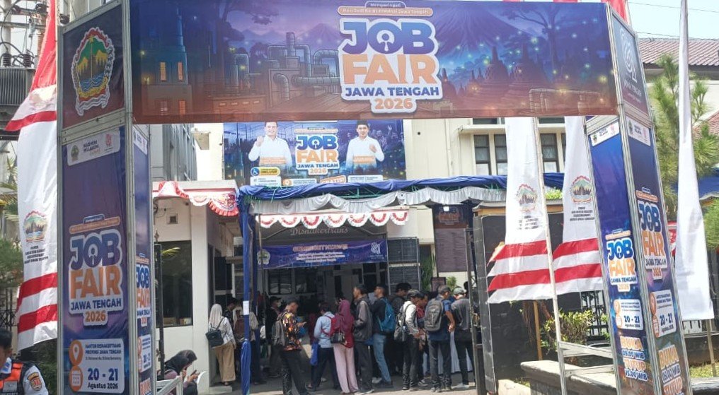 PARA PENCARI KERJA - Ribuan pencari kerja memadati standi Job Fair Jateng 2026. Ada 4.187 lowongan kerja di berbagai bidang. (dul)