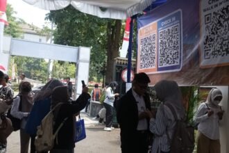 PARA PENCARI KERJA - Ribuan pencari kerja memadati standi Job Fair Jateng 2026. Ada 4.187 lowongan kerja di berbagai bidang. (dul)