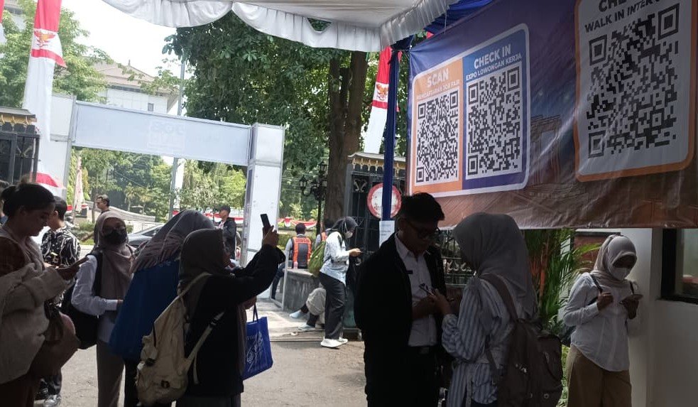 PARA PENCARI KERJA - Ribuan pencari kerja memadati standi Job Fair Jateng 2026. Ada 4.187 lowongan kerja di berbagai bidang. (dul)