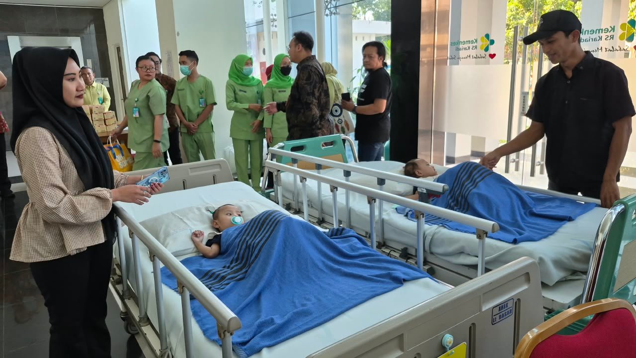 PISAHKAN KEMBAR SIAM - Tim medis RSUP dr Kariadi berhasil memisah dua bayi kembar siam asal Jepara, Shayna Yumna Arcilla dan Shazia Yumna Arasely.