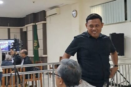 SAKSI SIDANG--Wakil Ketua DPRD Kabupaten Pekalongan, Ruben Prabu Faza, berjalan ke luar ruangan usai bersaksi dalam sidang kasus dugaan korupsi Bupati Pekalongan nonaktif, Fadia Arafiq, Jumat (21/8/2026). (bae)